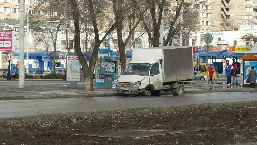 Разбитая «Газель» – новая достопримечательность в центре города? – читатель «Блокнота Волгодонска» Разбитая «Газель» – новая достопримечательность в центре города? – читатель «Блокнота Волгодонска»