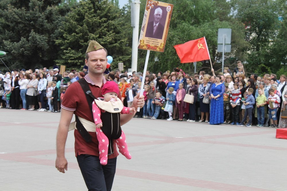 «Найди себя на фото»: Фоторепортаж с «Бессмертного полка» в Волгодонске. Часть 2 «Найди себя на фото»: Фоторепортаж с «Бессмертного полка» в Волгодонске. Часть 2