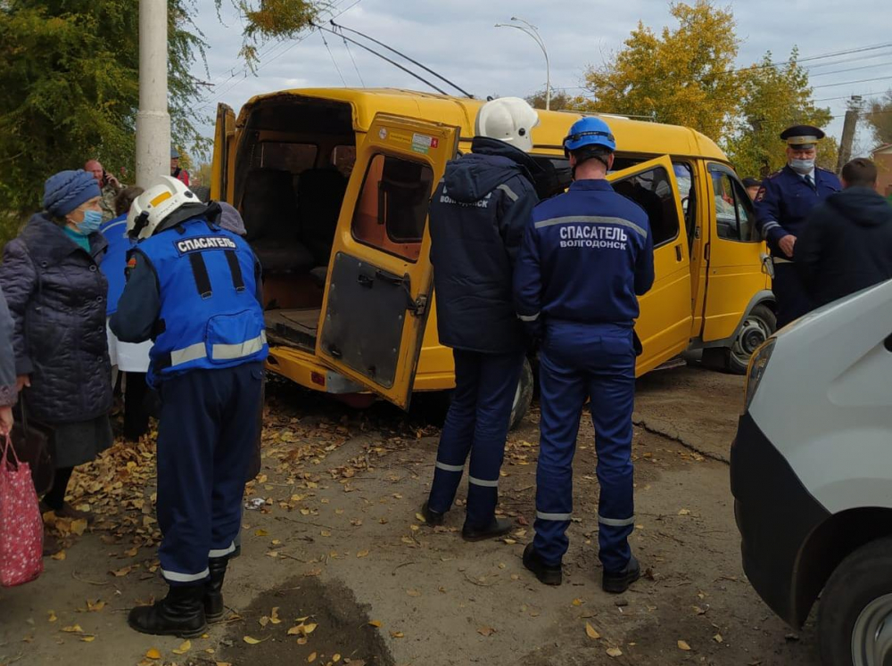 Маршрутка с 15 пассажирами перевернулась возле вокзала в Волгодонске: есть пострадавшие Маршрутка с 15 пассажирами перевернулась возле вокзала в Волгодонске: есть пострадавшие