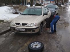 Подводная «яма-автоубийца» в центре Волгодонска попала на видео Подводная «яма-автоубийца» в центре Волгодонска попала на видео