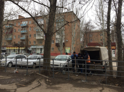 Пешеходные ограждения появились возле стихийного рынка на Морской в Волгодонске Пешеходные ограждения появились возле стихийного рынка на Морской в Волгодонске
