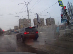 Проехавший на «красный» в центре Волгодонска водитель BMW окатил из лужи пешеходов Проехавший на «красный» в центре Волгодонска водитель BMW окатил из лужи пешеходов
