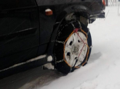 Волгодонцы надевают цепи на колеса автомобилей, чтобы ездить по заснеженным дорогам Волгодонцы надевают цепи на колеса автомобилей, чтобы ездить по заснеженным дорогам