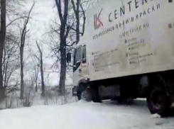 Снежную бурю на ледяной трассе Волгодонск-Ростов сняли на видео автомобилисты Снежную бурю на ледяной трассе Волгодонск-Ростов сняли на видео автомобилисты