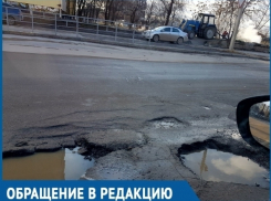 Опасные ямы по улице Горького на одном из самых оживленных перекрестков Волгодонска портят автомобили горожан Опасные ямы по улице Горького на одном из самых оживленных перекрестков Волгодонска портят автомобили горожан