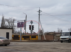 Более двух дней автомобилисты Волгодонска путаются из-за неработающего светофора на пересечении Степной и Маяковского Более двух дней автомобилисты Волгодонска путаются из-за неработающего светофора на пересечении Степной и Маяковского