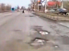 Новая «дорога из шлака» в Красном Яру Волгодонска продолжает сыпаться под колёсами авто Новая «дорога из шлака» в Красном Яру Волгодонска продолжает сыпаться под колёсами авто
