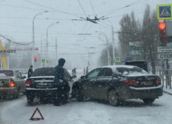 Вырванные столбы и множество ДТП: как Волгодонск пережил сильный снегопад Вырванные столбы и множество ДТП: как Волгодонск пережил сильный снегопад