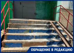 "Страшно ходить": жители дома №3 по проспекту Строителей возмущены состоянием подъезда и опасными ступенями "Страшно ходить": жители дома №3 по проспекту Строителей возмущены состоянием подъезда и опасными ступенями