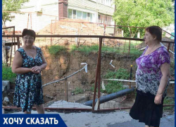 Двор у площади Дзержинского превратился в общественный туалет с огромной ямой Двор у площади Дзержинского превратился в общественный туалет с огромной ямой