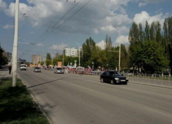 В центре Волгодонска замерло автомобильное движение из-за карнавального шествия фестиваля «Южный ветер» В центре Волгодонска замерло автомобильное движение из-за карнавального шествия фестиваля «Южный ветер»