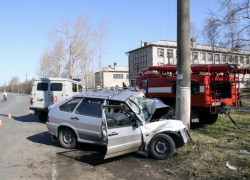 Горе-угонщик сел в автомобиль и сразу врезался в столб Горе-угонщик сел в автомобиль и сразу врезался в столб