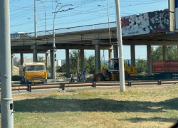 В Волгодонске под мостом из большегруза высыпалось зерно: затруднено движение В Волгодонске под мостом из большегруза высыпалось зерно: затруднено движение