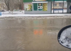 В Волгодонске в мороз из-за порыва затопило улицу Гагарина В Волгодонске в мороз из-за порыва затопило улицу Гагарина
