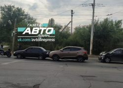 Автоледи спровоцировала ДТП с участием четырех транспортных средств в Волгодонске Автоледи спровоцировала ДТП с участием четырех транспортных средств в Волгодонске