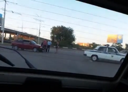 В Волгодонске под мостом столкнулись два «ВАЗа» В Волгодонске под мостом столкнулись два «ВАЗа»