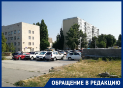 Создать пешеходную зону без автомобилей возле ТЦ «Сказка» предложили жители Волгодонска Создать пешеходную зону без автомобилей возле ТЦ «Сказка» предложили жители Волгодонска