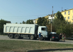 КАМАЗ на скорости протаранил не уступившего дорогу «Ауди» в Волгодонске КАМАЗ на скорости протаранил не уступившего дорогу «Ауди» в Волгодонске