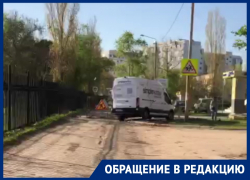 Водители в Волгодонске предпочитают объезжать препятствия по тротуару Водители в Волгодонске предпочитают объезжать препятствия по тротуару