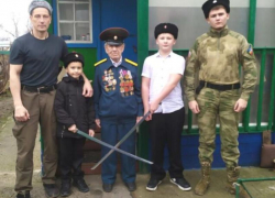 Юные казаки поздравили ветерана ВОВ Клима Неополькина с 88-летием Юные казаки поздравили ветерана ВОВ Клима Неополькина с 88-летием