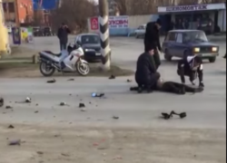 Жуткое ДТП с мотоциклистом в Цимлянске попало на камеру видеонаблюдения Жуткое ДТП с мотоциклистом в Цимлянске попало на камеру видеонаблюдения