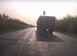 Эффектная езда двух экстремалов на крыше Камаза попала на видео на трассе Шахты - Цимлянск Эффектная езда двух экстремалов на крыше Камаза попала на видео на трассе Шахты - Цимлянск