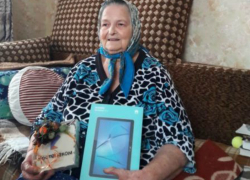 92-летняя волгодончанка Акулина Запорожец получила планшет за участие в конкурсе 92-летняя волгодончанка Акулина Запорожец получила планшет за участие в конкурсе