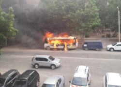 Пылающий в центре Волгодонска автобус очевидцы сняли на камеру Пылающий в центре Волгодонска автобус очевидцы сняли на камеру