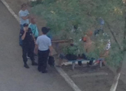Грозящегося выпрыгнуть с окна восьмого этажа мужчину спасли волгодонские полицейские Грозящегося выпрыгнуть с окна восьмого этажа мужчину спасли волгодонские полицейские