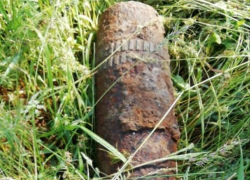 Несколько дней полицейские охраняют боевой снаряд на выезде из Волгодонска Несколько дней полицейские охраняют боевой снаряд на выезде из Волгодонска