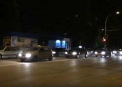 Несколько десятков сигналящих таксистов проехали по центру Волгодонска Несколько десятков сигналящих таксистов проехали по центру Волгодонска