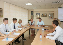 Виктор Мельников встретился с членами молодежного правительства Волгодонска Виктор Мельников встретился с членами молодежного правительства Волгодонска