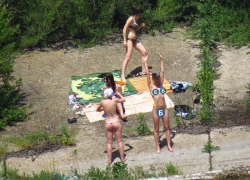 Голые волгодончанки попали под прицел фотокамеры Голые волгодончанки попали под прицел фотокамеры