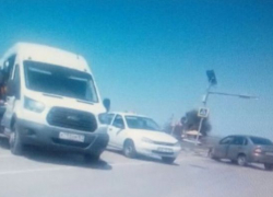 На трассе Ростов-Волгодонск легковушку отбросило в кювет после тройного ДТП с микроавтобусом и "Калиной" На трассе Ростов-Волгодонск легковушку отбросило в кювет после тройного ДТП с микроавтобусом и "Калиной"