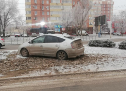 Автоледи на «Тойоте» залетела на газон на проспекте Строителей Автоледи на «Тойоте» залетела на газон на проспекте Строителей