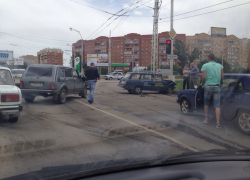 В Волгодонске на путепроводе «четверка» выехала на встречку и врезалась в «Ниву» В Волгодонске на путепроводе «четверка» выехала на встречку и врезалась в «Ниву»
