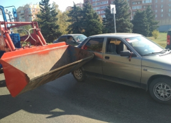 Трактор «поцеловал» ВАЗ-2110 в бок на проспекте Строителей Трактор «поцеловал» ВАЗ-2110 в бок на проспекте Строителей