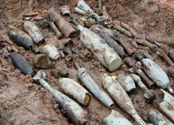 В поле под Морозовском хуторянин нашел 200 мин и снарядов В поле под Морозовском хуторянин нашел 200 мин и снарядов