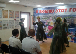 Во время обеденного перерыва сотрудников предприятий будут развлекать песнями и танцами Во время обеденного перерыва сотрудников предприятий будут развлекать песнями и танцами