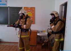 Пожарные эвакуировали из школы 850 человек Пожарные эвакуировали из школы 850 человек