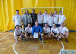 Волгодонские чиновники и депутаты обыграли в футбол всю область Волгодонские чиновники и депутаты обыграли в футбол всю область