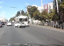 Нелепая авария с участием ВАЗа и троллейбуса в Волгодонске попала на видео Нелепая авария с участием ВАЗа и троллейбуса в Волгодонске попала на видео