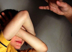 Угрожая убийством, 49-летний мужчина надругался над 13-летней падчерицей Угрожая убийством, 49-летний мужчина надругался над 13-летней падчерицей