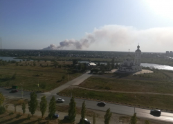Десятки пожарных машин и спецтехники тушат горящую свалку в Волгодонске Десятки пожарных машин и спецтехники тушат горящую свалку в Волгодонске