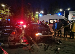 Серьезная авария на «Востоке»: повреждены машины, дорожные знаки и столбы Серьезная авария на «Востоке»: повреждены машины, дорожные знаки и столбы