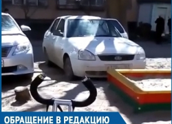 В Волгодонске водитель «Приоры» заехал на детскую площадку, подперев бампером песочницу В Волгодонске водитель «Приоры» заехал на детскую площадку, подперев бампером песочницу