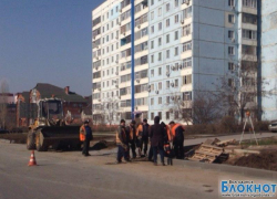 В Волгодонске на ул. Гагарина ликвидируют последствия перекладки водопровода В Волгодонске на ул. Гагарина ликвидируют последствия перекладки водопровода