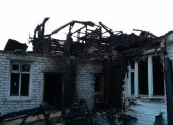 Огонь не пощадил дом в степном поселке Огонь не пощадил дом в степном поселке