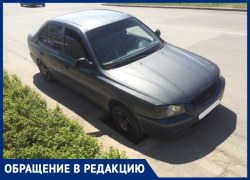 Решетка ливневки на Энтузиастов не выдержала вес автомобиля и провалилась Решетка ливневки на Энтузиастов не выдержала вес автомобиля и провалилась