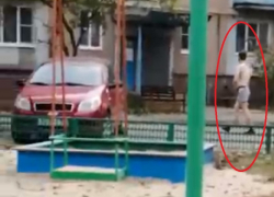 Странный волгодонец разделся до трусов во дворе и пытался навредить себе Странный волгодонец разделся до трусов во дворе и пытался навредить себе